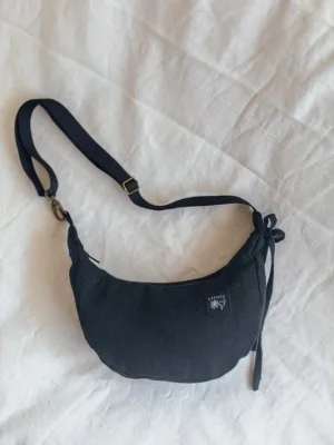 Small black moonbag with bow